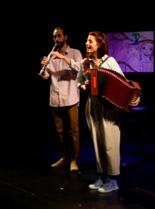 4 classes d'Ostwald, issues des écoles Jean Racine, Sources d'O, Bohrie et du Schloessel, ont pu assister à la générale du spectacle "Très Chères Petites Personnes" le 31 janvier au Point d'Eau