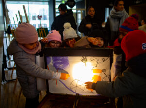 découverte de la une mini-exposition sur les Droits de l'enfant et les coulisses du spectacle (avec la fameuse machine à dessiner)