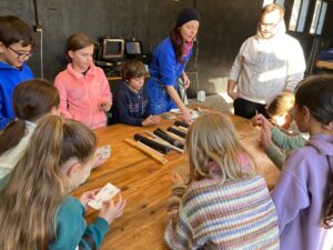 L’artiste jeune public Sherley Freudenreich (de la Cie Directo Cinema) a démarré la fabrication de valises à dessiner avec un groupe d’enfants de l'accueil de loisirs OASIS la Palmeraie encadré par leurs animateurs Atikara et Emilien