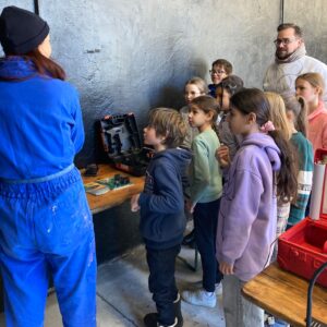 L’artiste jeune public Sherley Freudenreich (de la Cie Directo Cinema) a démarré la fabrication de valises à dessiner avec un groupe d’enfants de l'accueil de loisirs OASIS la Palmeraie encadré par leurs animateurs Atikara et Emilien