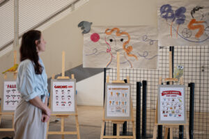 découverte de la une mini-exposition sur les Droits de l'enfant et les coulisses du spectacle (avec la fameuse machine à dessiner)